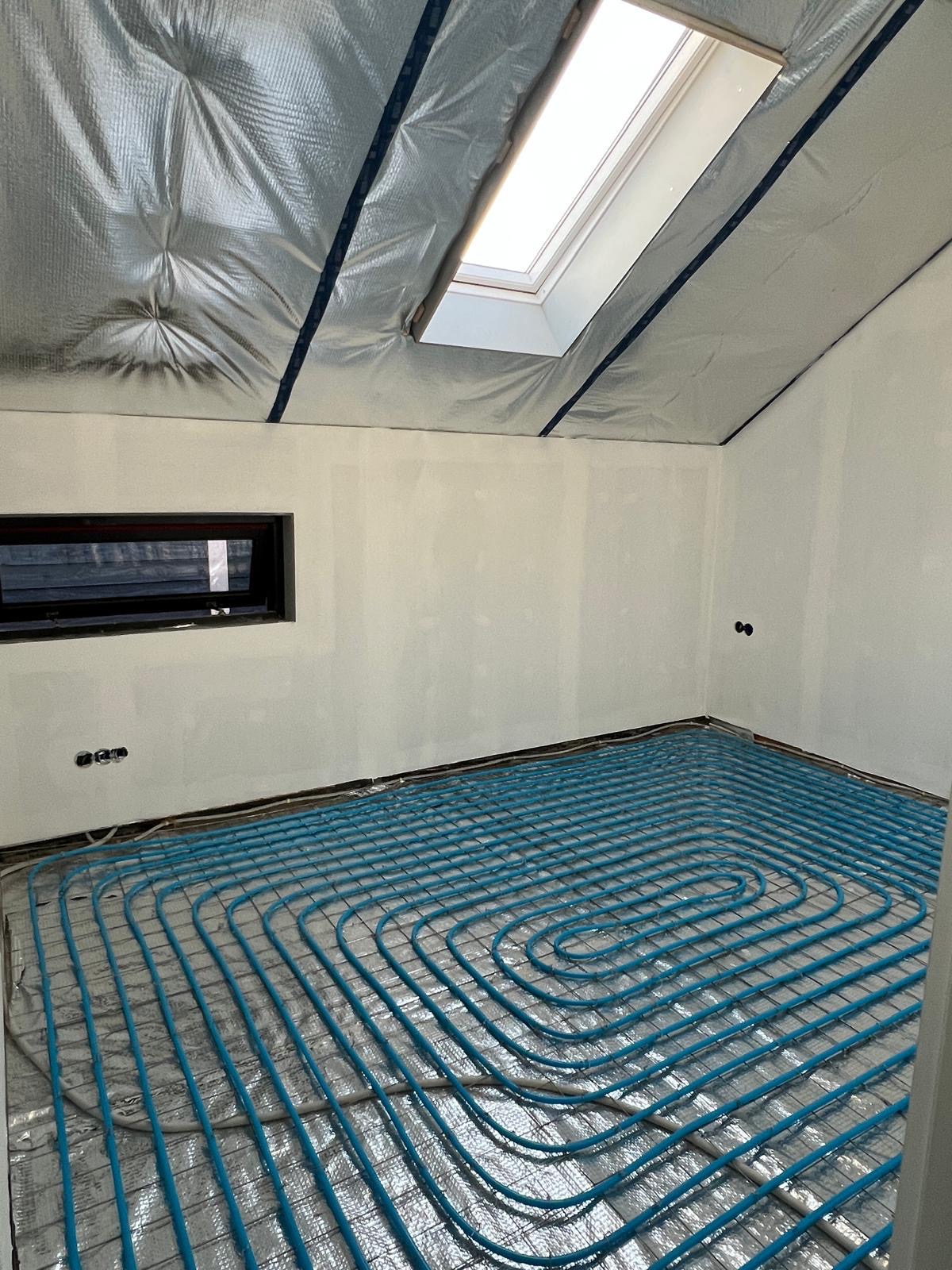 Vloerverwarming vakkundig gebonden op draadstaalnetten